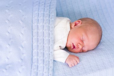 Yeni doğan bebek çocuk üzerinde mavi battaniye
