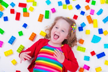 Küçük kız renkli bloklarla oynuyor