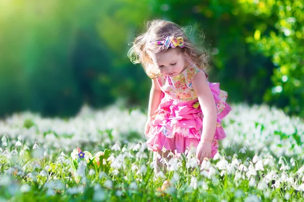 Bambina a caccia di uova — Foto Stock