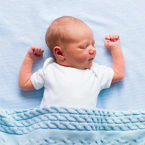 Newborn baby boy under a blue blanket — Stock Photo, Image