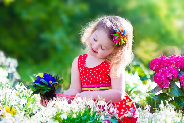 Petite fille travaillant dans le jardin — Photo