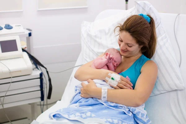 Young mother giving birth to a baby — Stock Photo, Image