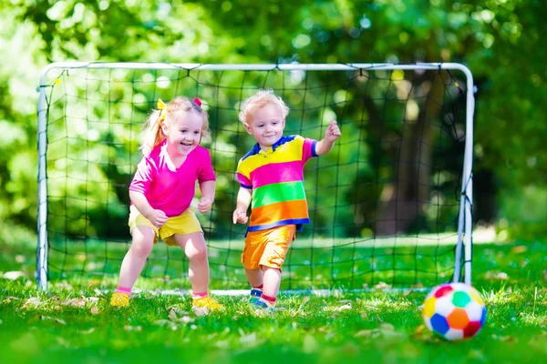 Niños jugando al fútbol en el patio de la escuela — Foto de Stock