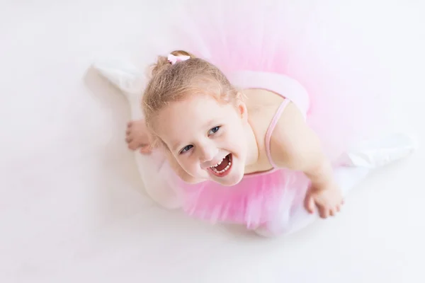 Malá baletka v růžové sukénce — Stock fotografie