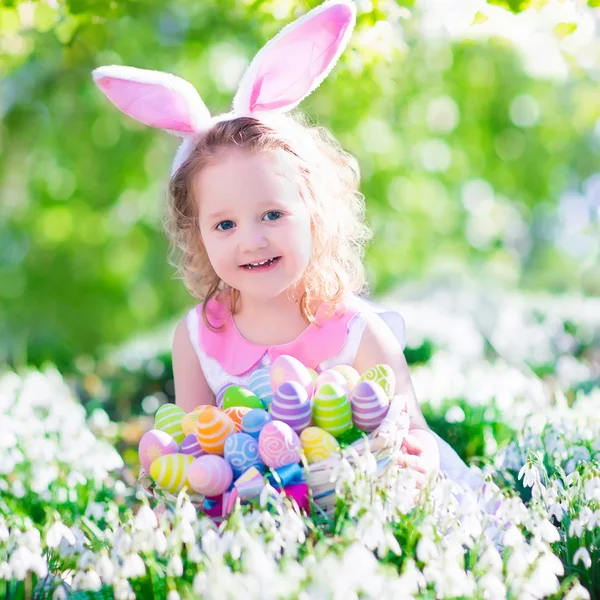 Petite fille à Pâques chasse aux œufs — Photo