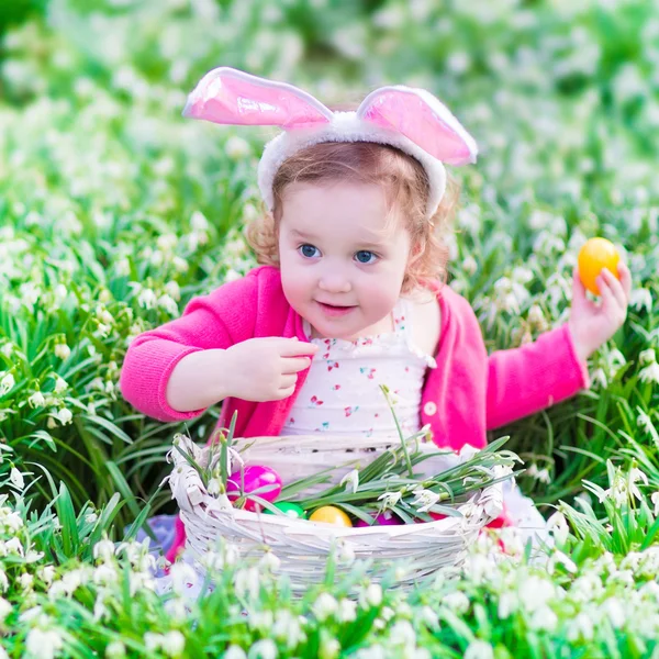 Little girl on Easter egg hunt — Stock Photo, Image