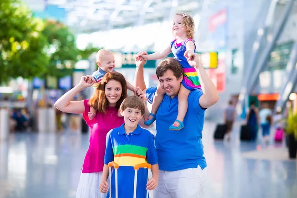 Family with kids at airport — Stock Photo, Image