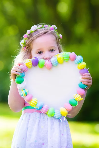 Niña con pizarra blanca para saludos de Pascua —  Fotos de Stock