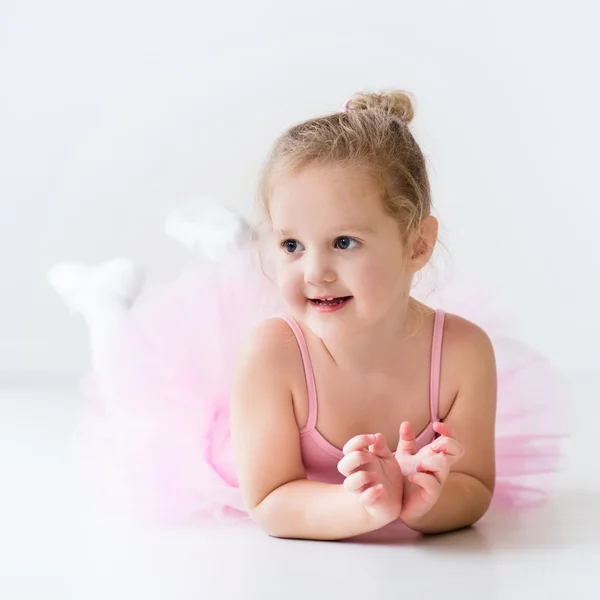 Pequena bailarina em tutu rosa — Fotografia de Stock