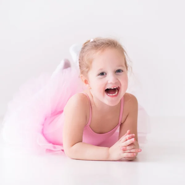 Pequena bailarina em tutu rosa — Fotografia de Stock