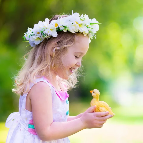 Liten flicka leker med en leksak anka — Stockfoto