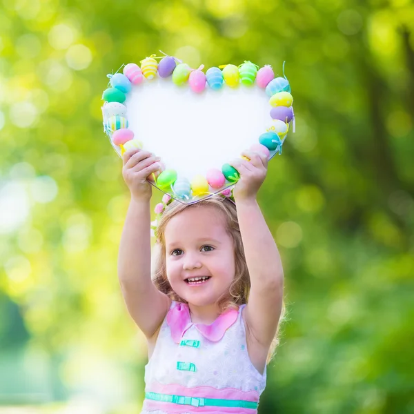 Niña con pizarra blanca para saludos de Pascua — Foto de Stock