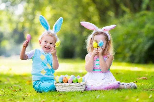 Dzieci na Easter egg hunt — Zdjęcie stockowe