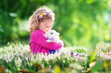 Bunny Paskalya yumurtası avına ile oynarken küçük kız