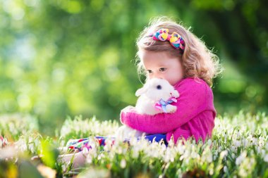 Bunny Paskalya yumurtası avına ile oynarken küçük kız