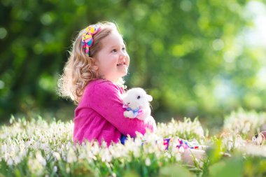 Bunny Paskalya yumurtası avına ile oynarken küçük kız