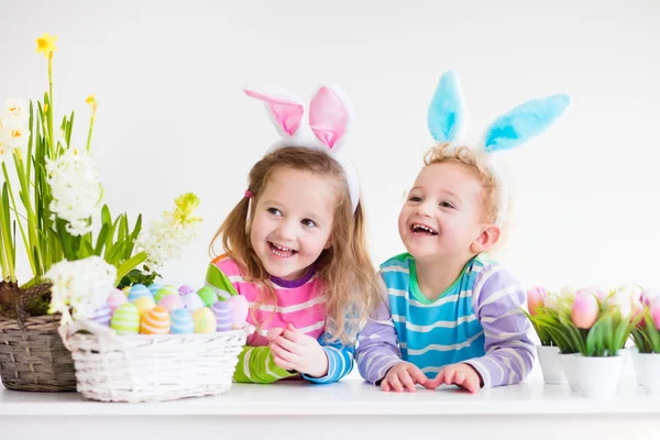 Kinder feiern Ostern zu Hause — Stockfoto