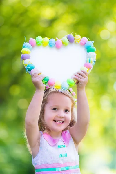 Little girl with white board for Easter greetings — Stock Photo, Image