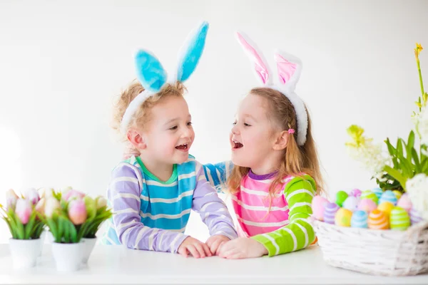 Kids celebrating Easter at home — Stock Photo, Image