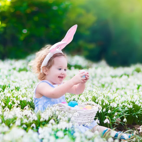 Niña en la búsqueda de huevos de Pascua — Foto de Stock