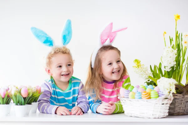 Kinderen vieren Pasen thuis — Stockfoto