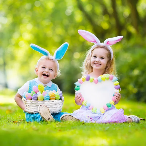 Crianças em caça ao ovo de Páscoa — Fotografia de Stock