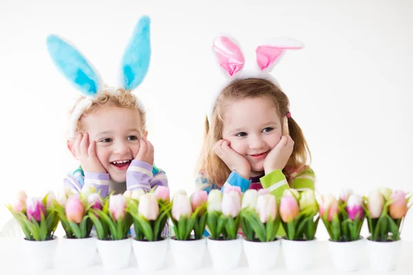 Dzieci w domu z okazji Wielkanocy — Zdjęcie stockowe