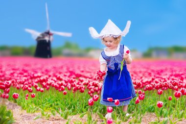 Hollanda'da Lale alan Hollandalı kız