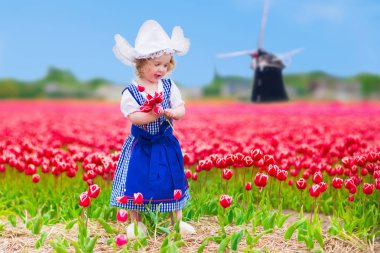 Hollanda'da Lale alan Hollandalı kız