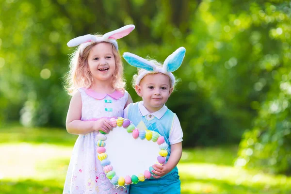 Les enfants s'amusent sur la chasse aux œufs de Pâques — Photo