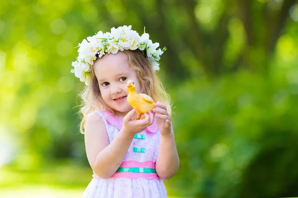 Маленька дівчинка грає з іграшковою качкою — стокове фото