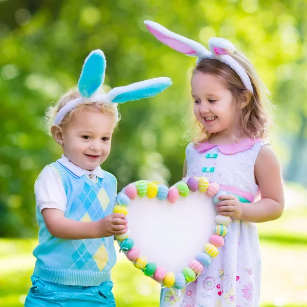 Niños divirtiéndose en la búsqueda de huevos de Pascua — Foto de Stock