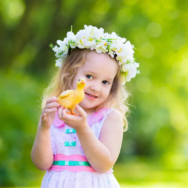 Petite fille jouer avec un jouet canard — Photo