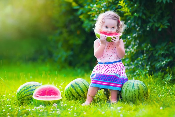 Ragazzina mangiare anguria — Foto Stock