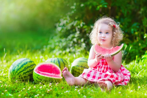 Kleines Mädchen isst Wassermelone — Stockfoto