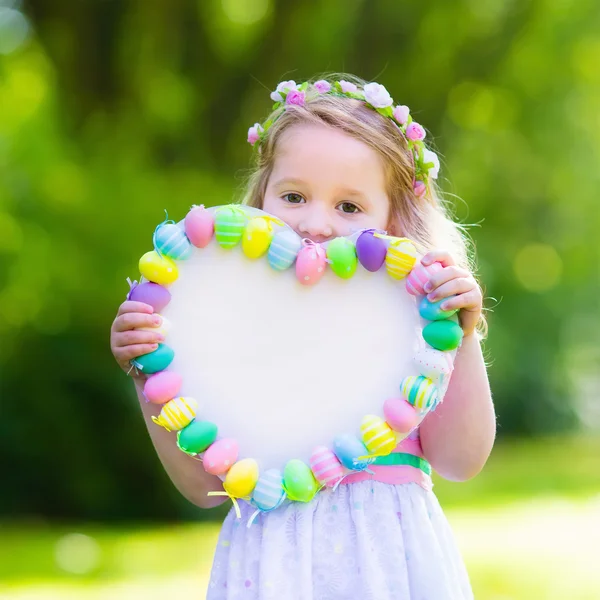 Paskalya selamlar için beyaz tahta ile küçük kız — Stok fotoğraf