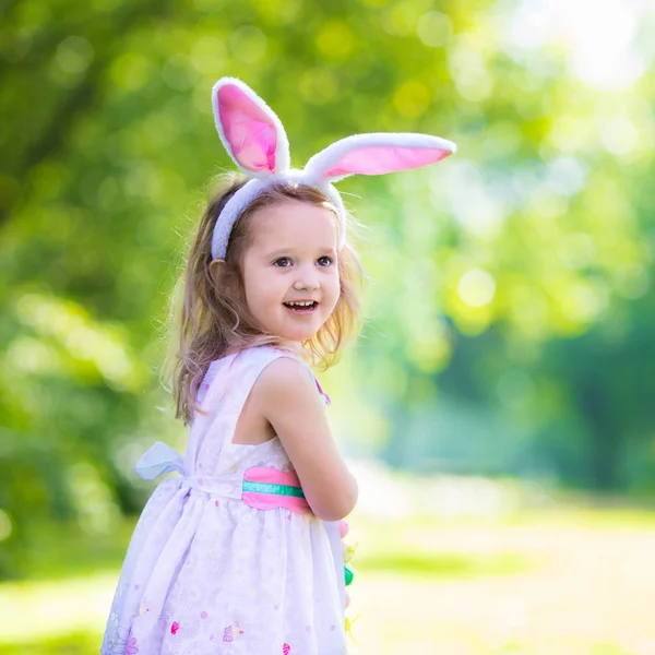 Petite fille avec tableau blanc pour les salutations de Pâques — Photo