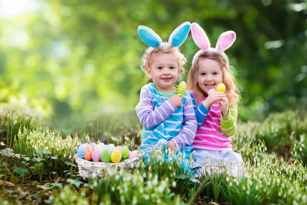 Niños en la búsqueda de huevos de Pascua —  Fotos de Stock