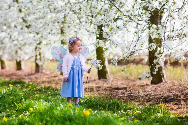 Little girl in apple tree garden — Stock Photo, Image