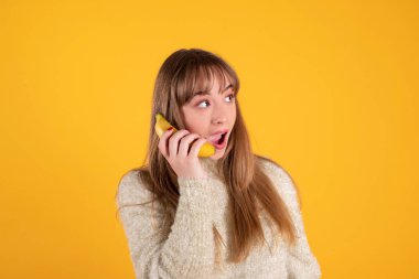 Kadın telefonu, mutlu, yardım