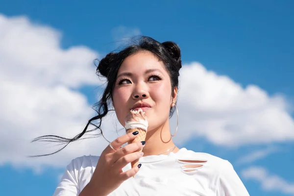 Asiático Mulher Comer Sorvete Azul Céu — Fotografia de Stock