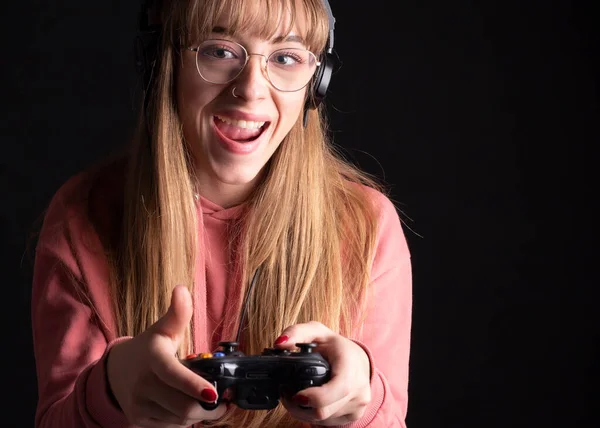 Femme Avec Écouteurs Lunettes Avec Contrôleur Jouant Console Fond Sombre — Photo