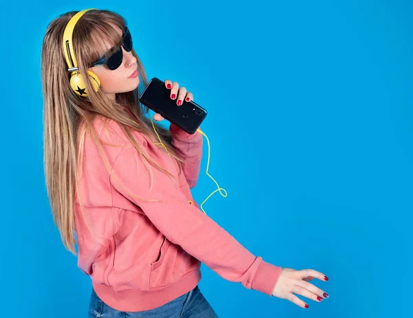 Mujer Con Auriculares Gafas Sol Con Canto Smartphone Fondo Azul — Foto de Stock