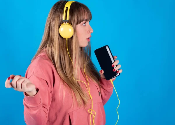 Mujer Con Auriculares Gafas Sol Con Canto Smartphone Fondo Azul —  Fotos de Stock