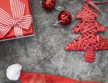 Noel hediyeleri, kırmızı Noel nesneleri karanlık arka plan