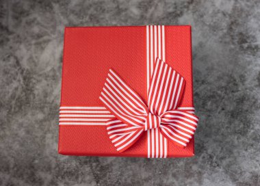 Noel hediyeleri, kırmızı Noel nesneleri karanlık arka plan