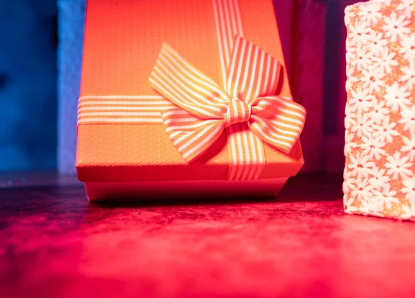 Kerstcadeautjes Verlicht Met Rood Licht — Stockfoto