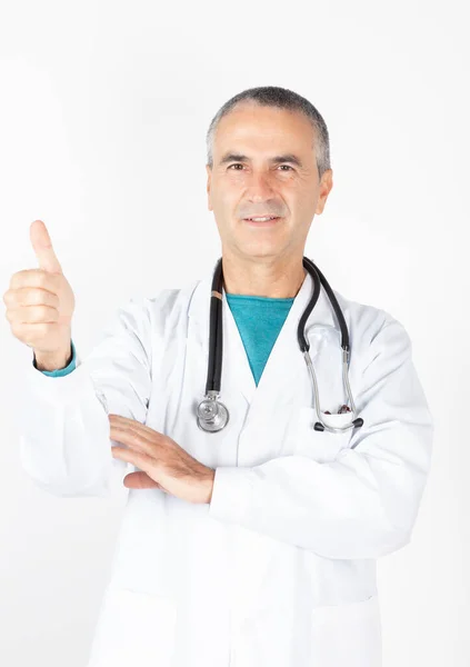 Médico Com Cabelos Brancos Estetoscópio Sorrindo Fundo Branco — Fotografia de Stock