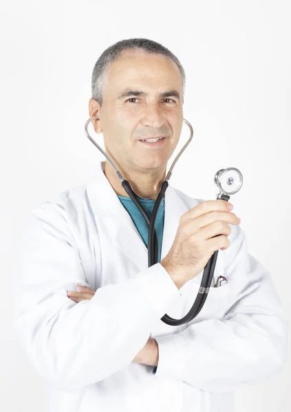 Læge Med Hvidt Hår Stetoskop Smilende Hvid Baggrund - Stock-foto
