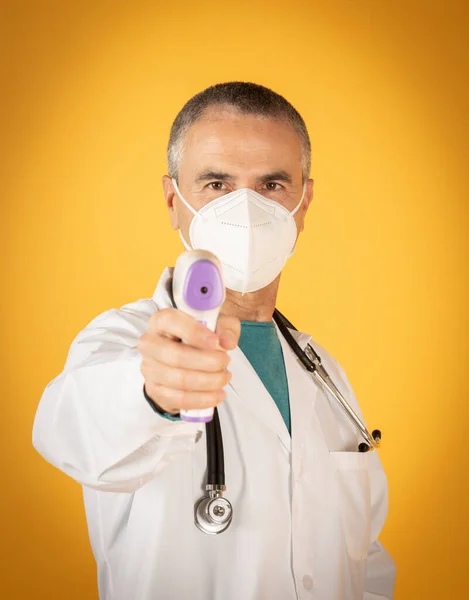 Termometresi Olan Doktor Enfeksiyon Kapmış Sarı Arkaplan — Stok fotoğraf